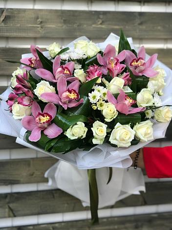 Букет цветов из: Розы и Хризантемы в Усово-Тупик