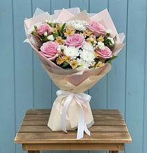 Букет цветов из:  Гвоздики, Орхидеи и Розы в Усово-Тупик