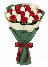 Букет Микс из красных и белых роз в Усово-Тупик