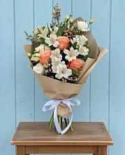 Букет цветов из:  Альстромерии, Лизиантусы, Розы и Хризантемы в Усово-Тупик