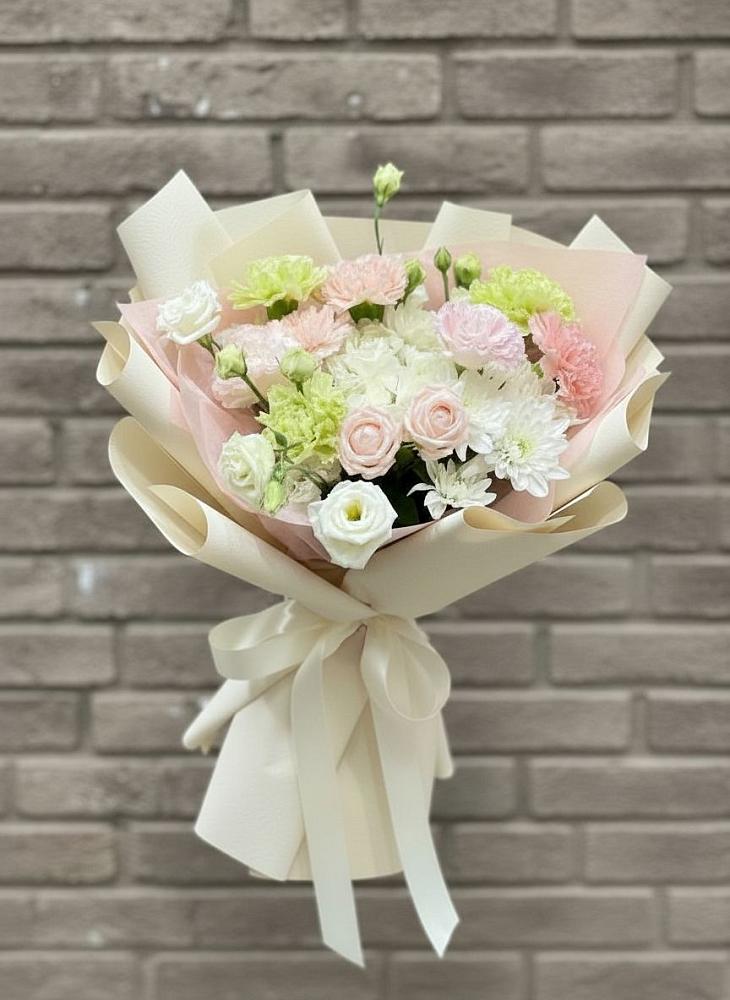 Букет цветов из: Гвоздики, Розы, Лизиантусы и Хризантемы в Усово-Тупик