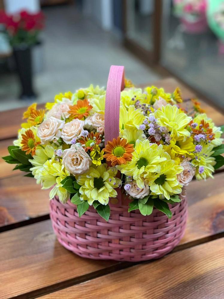 Цветочная композиция из Хризантемы и Розы в корзине в Усово-Тупик