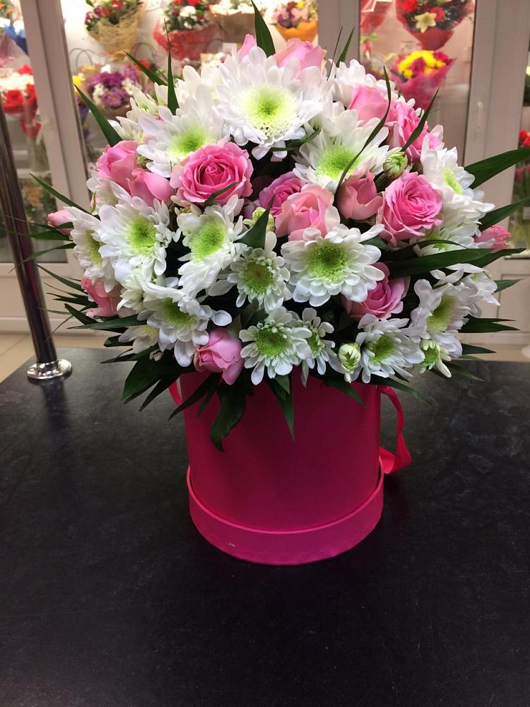 Цветочная композиция из Розы и Хризантемы в шляпной коробке в Усово-Тупик