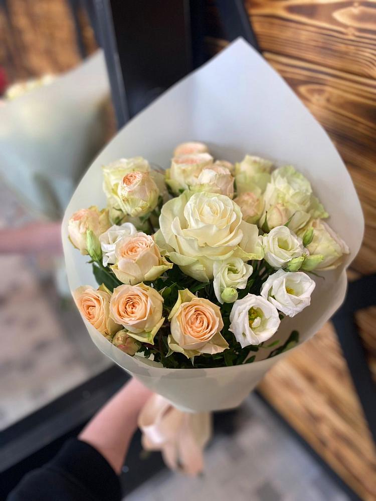 Букет цветов из: Розы и Лизиантусы в Усово-Тупик